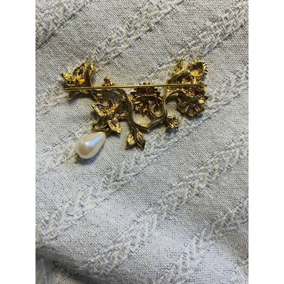 Vintage Avon Brooch Enamel Butterfly Pearl Dangle Gold Tone Bee Flowers 4119 - Picture 4 of 9